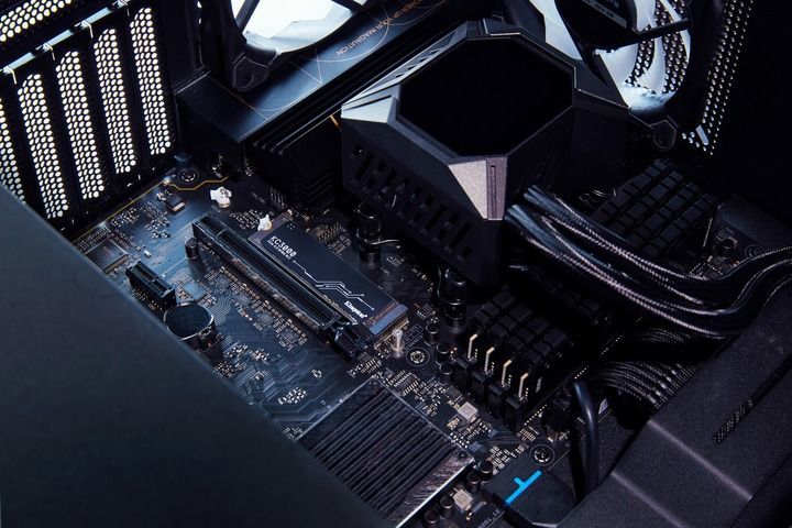 Накопитель SSD 2TB Kingston KC3000 M.2 2280 PCIe 4.0 x4 NVMe 3D TLC (SKC3000D/2048G)
