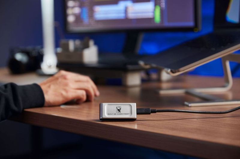 Накопитель внешний SSD Portable 2ТB Kingston XS2000 BoC Silver (SXS2000/2000GA)