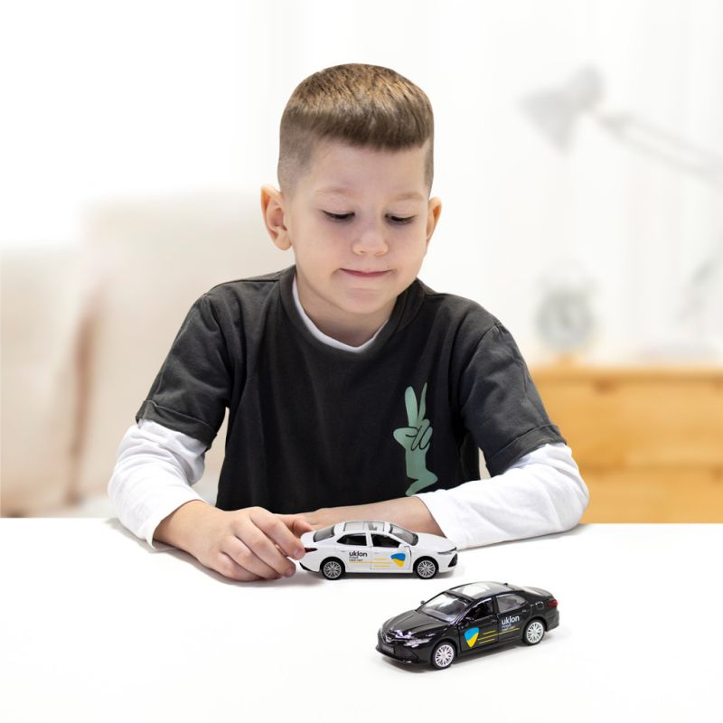 Масштабная модель автомобиля TechnoDrive Toyota Camry Uklon (белый) (250291)
