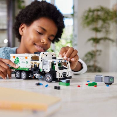 Конструктор LEGO Technic Мусоровоз Mack LR Electric 503 деталей (42167)