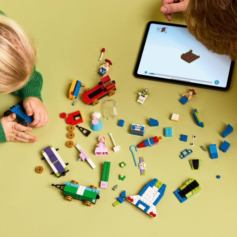 Конструктор LEGO Disney и Pixar Празднование из Истории игрушек: поезд и авто для гонок (43264)
