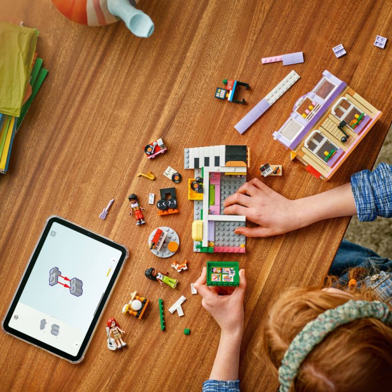 Конструктор LEGO Friends Музыкальный магазин и квартира (42653)